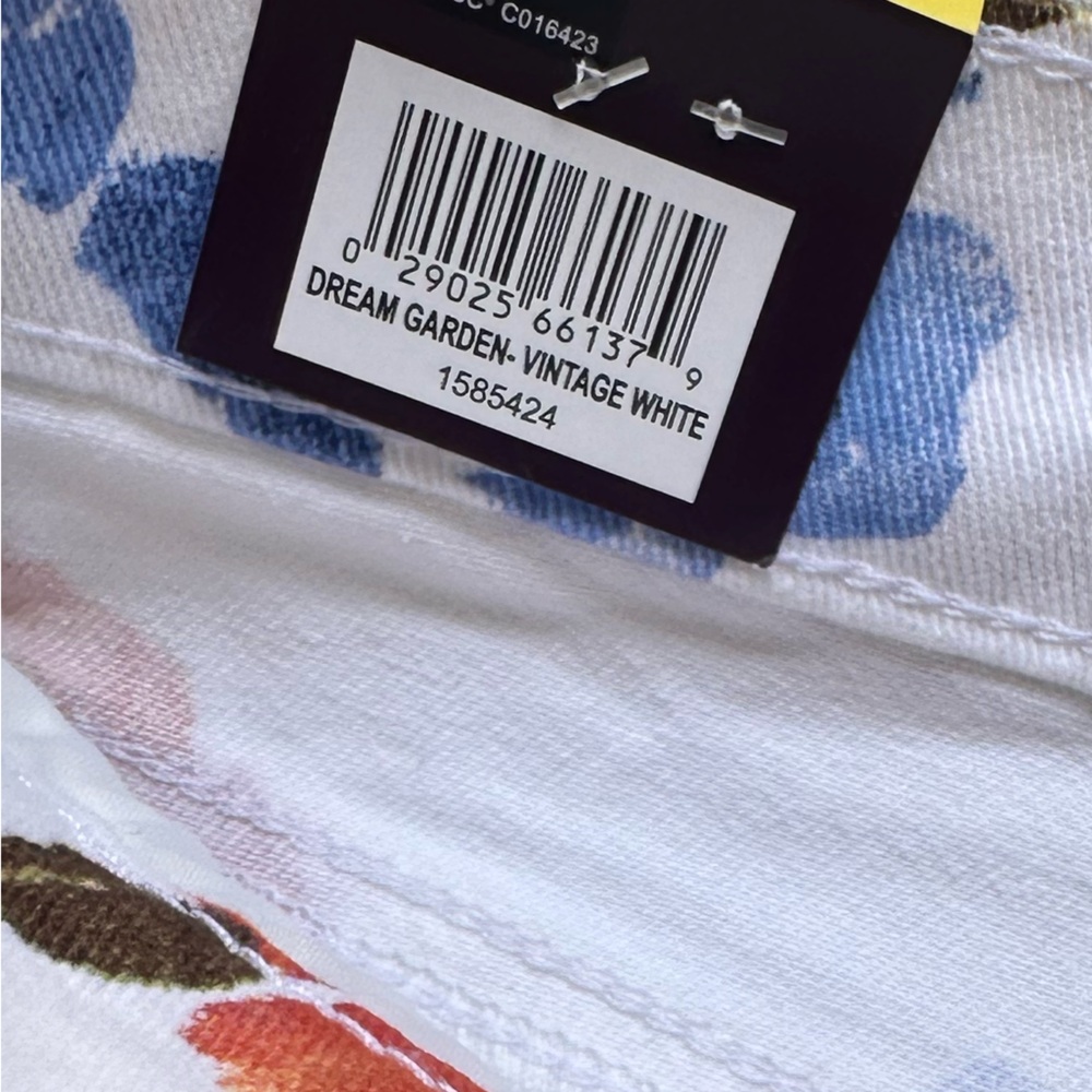 Gloria Vanderbilt Dream Garden High Rise Floral Shorts in Vintage White Sz 6 NEW - Picture 7 of 11